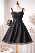 Vestido Francesca’s Negro de Encaje con Falda Amplia y Moños Decorativos