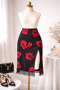 Falda Francesca’s Negra Satinada con Estampado Floral Rojo y Abertura Lateral